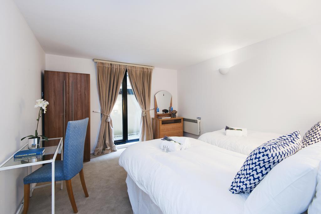 Point West Apartments London Ruang foto