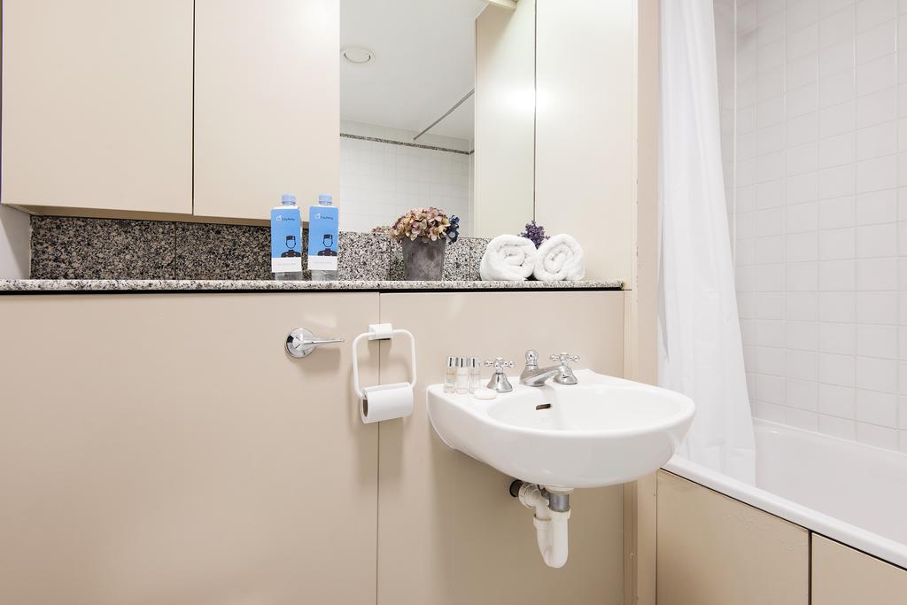 Point West Apartments London Ruang foto